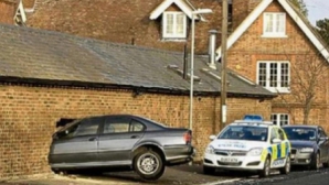 (VIDEO) Aterizări amuzante: Cum parchează şoferii în ziduri, piscine sau deasupra apelor