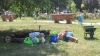 În loc să facă ordine, angajaţii de la Salubritate au dormit pe o alee din Bălţi, în ajun de Ziua Independenţei FOTO
