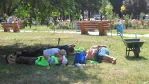 În loc să facă ordine, angajaţii de la Salubritate au dormit pe o alee din Bălţi, în ajun de Ziua Independenţei FOTO
