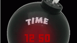 O tânără cu o bombă legată de gât! Poliţiştii încearcă să împiedice explozia