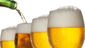 Femeia care întrece orice bărbat la băut bere: Poate da peste cap 28 de LITRI pe zi