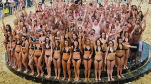 152 de femei şi bărbaţi au făcut duş în public FOTO