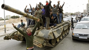 Rebelii libieni sărbătoresc victoria în Piaţa Verde din Tripoli 