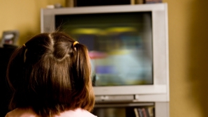 O oră petrecută în fața televizorului îți scurtează viața cu 22 de minute