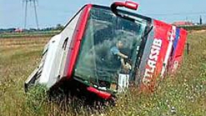 Accident grav în Pakistan: 30 de copii, patru profesori şi şoferul autocarului au murit