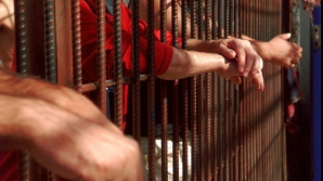 Şantaja de după gratii rudele colegilor de celulă