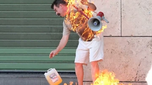 Un bărbat şi-a turnat benzină pe el, după care şi-a dat foc 