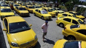 Mii de taximetrişti din Grecia au blocat mai multe drumuri, iar traficul rutier a fost dat peste cap