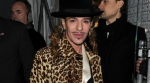 Designerul John Galliano a fost găsit vinovat în procesul pentru injurii antisemite 