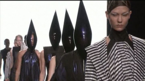 Săptămâna Modei de la Paris continuă să uimească prin libertatea creaţiilor