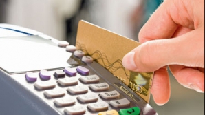 Banca Naţională vrea ca moldovenii să utilizeze cardurile bancare pentru plăţi 