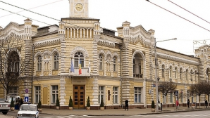 Despre consilierii CMC care încearcă "să se strângă cu uşa" unul pe altul, luptele de culise şi "dezmăţul" din Capitală