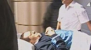 Mubarak adus din nou pe targă la tribunal