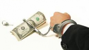 Polițiști reținuți pentru luare de mită în valoare de 500 de euro