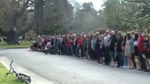 Locuitorii din Christchurch au participat la acţiunea numită "îmbrăţişarea în grup"