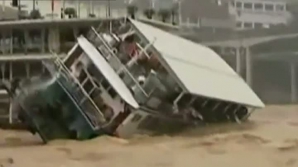 Momente de groază pentru 11 chinezi! Un vas de agrement s-a răsturnat în apele râului Jialing