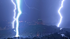 "Obsedat" de furtuni şi gata să moară doar pentru a captura o imagine spectaculoasă FOTO