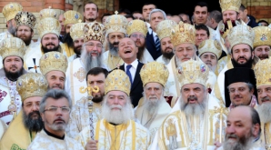 Poza zilei: Traian Băsescu apare râzând printre ierarhi