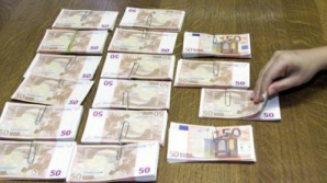 Urmau să pună în circulaţie 140.000 de euro falşi, dar au fost prinşi de ofiţerii CCCEC 