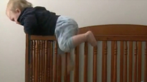(VIDEO) Micuţ, dar ingenios! Un bebeluş evadează din pătuţ şi distruge "dovezile"