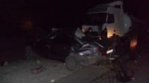 Exces de viteză FATAL: A ieşit pe contrasens şi a aterizat într-un camion