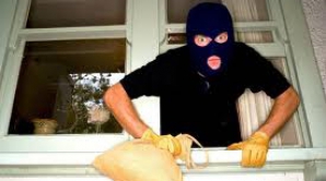 Jaf la Ciorescu: Au legat stăpânii casei şi au furat bani, bijuterii din aur şi un pistol 