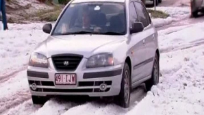 Cel puţin o persoană a murit din cauza unei furtuni care s-a abătut peste oraşul australian Brisbane 