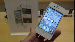 Posesorii iPhone 4S se plâng că bateria nu ţine prea mult. Apple încă nu are o explicaţie 