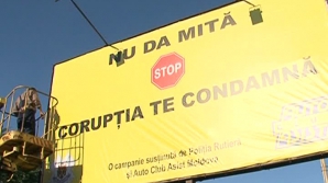 Îndemnul poliţiei: Nu da mită, corupţia te condamnă