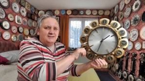 Femeia cu patru mii de ceasuri: I-a luat trei zile ca să treacă la ora de iarnă  