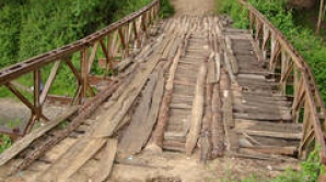 Un pod din India s-a prăbuşit în gol: Cel puţin 31 de oameni au murit şi alţii 100 au fost răniţi