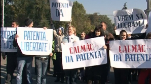 Zeci de florari din Capitală şi din Bălţi au protestat astăzi în faţa Guvernului 