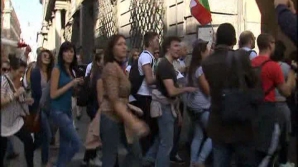 La Roma sute de oameni au protestat faţă de politica Guvernului condus de Silvio Berlusconi 