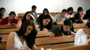 Plătesc zeci de mii de lei pentru a absolvi o facultate, ca mai apoi să devină şomeri sau renunţă la profesie 