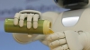Honda şi-a îmbunătăţit robotul: ASIMO poate deschide o bere şi este gata să meargă la Fukushima