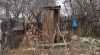WC-ul moldovenilor de la sate: Din cărămidă roşie, un acoperiş deasupra unei găuri în pământ sau... din beţe de floarea soarelui