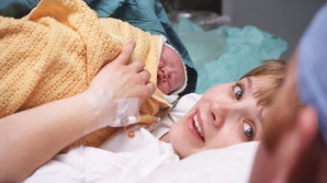 Indemnizaţiile unice plătite femeilor la naştere vor creşte începând de anul viitor