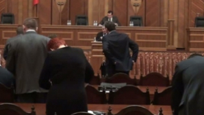 Deputaţii care lipsesc de la şedinţe ar putea rămâne fără salariu şi indemnizaţii