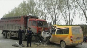 Accident grav în China: 17 copii şi doi adulţi au murit în urma coliziunii dintre un microbuz şi un camion 