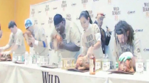 A câştigat 1.500 de dolari pentru că a mâncat aproape 3 kilograme de carne în zece minute