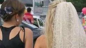 Cea mai sumară rochie de mireasă. Preoţii n-au primit-o în biserică FOTO