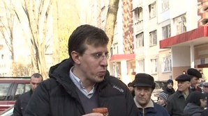  Primarul Capitalei a băut izvar şi a cântat "La mulţi ani" la inaugurarea unei curţi din sectorul Ciocana al Capitalei VIDEO 