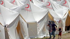 Supravieţuitorii seismului de luna trecută din Turcia continuă să locuiască în corturi 