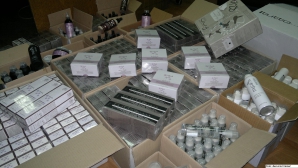 Contrabandă cu cosmetice şi uscătoare pentru păr la vamă