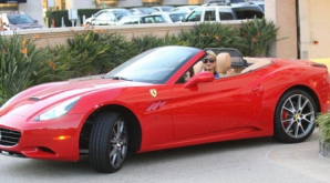 Paris Hilton şi-a făcut cadou un Ferrari de Ziua Recunoştinţei