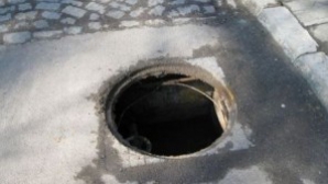 Riscă patru ani de închisoare, pentru că au furat grilaje de pe străzi 