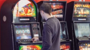 A furat bani de la soţie, fiind în proces de divorţ, şi s-a dus la jocuri de noroc