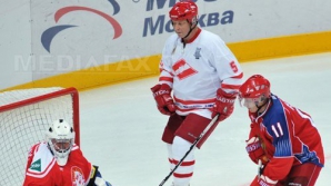 Putin într-o formă fizică de invidiat: Şi-a arătat calităţile de patinator la un antrenament cu legendele hocheiului sovietic