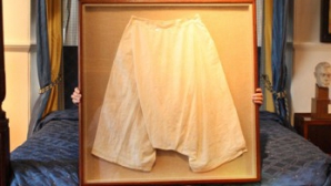 Chiloţii Reginei Victoria vânduţi la licitaţie cu 14.500 dolari FOTO