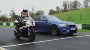 (VIDEO) BMW M5 încearcă să ţină piept unei motociclete în testul AutoExpress